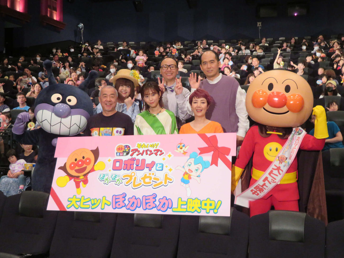 アニメ映画「それいけ！　アンパンマン　ロボリィとぽかぽかプレゼント」公開記念舞台あいさつに登壇した、前列左から中尾隆聖、桐谷美玲、戸田恵子、後列左からドリーミング、トレンディエンジェルたかし、斎藤司（撮影・村上幸将）