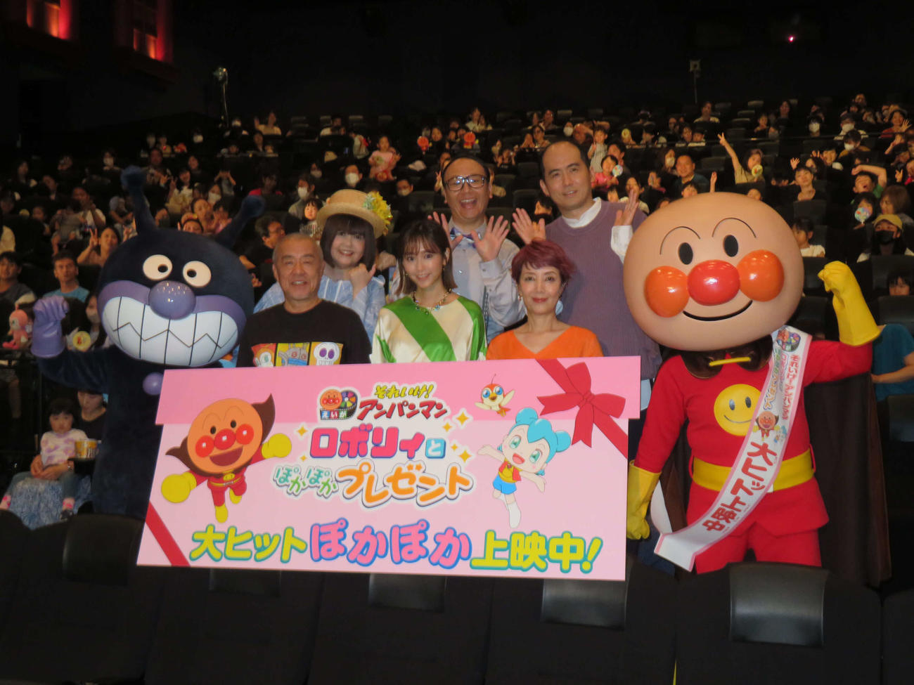 アニメ映画「それいけ！　アンパンマン　ロボリィとぽかぽかプレゼント」公開記念舞台あいさつに登壇した、前列左から中尾隆聖、桐谷美玲、戸田恵子、後列左からドリーミング、トレンディエンジェルたかし、斎藤司（撮影・村上幸将）