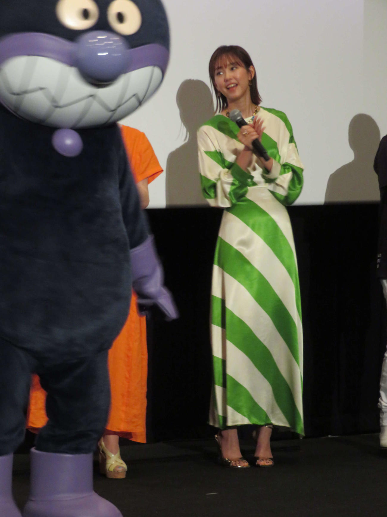 アニメ映画「それいけ！　アンパンマン　ロボリィとぽかぽかプレゼント」公開記念舞台あいさつで、歌に合わせて踊る桐谷美玲（撮影・村上幸将）