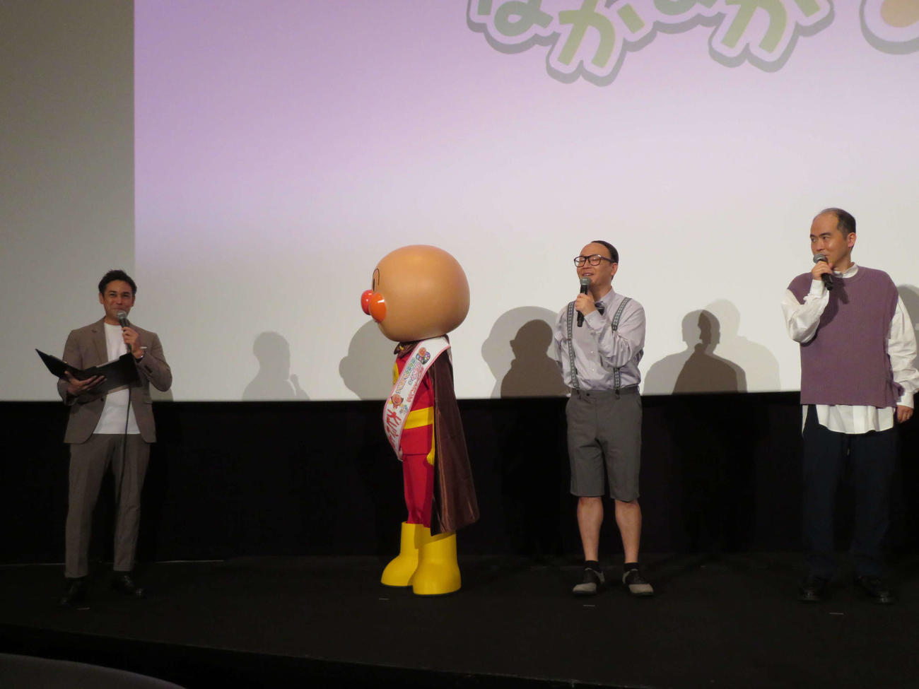 アニメ映画「それいけ！　アンパンマン　ロボリィとぽかぽかプレゼント」公開記念舞台で張り合う、左から日本テレビのラルフ鈴木アナウンサー、トレンディエンジェルたかし、斎藤司（撮影・村上幸将）