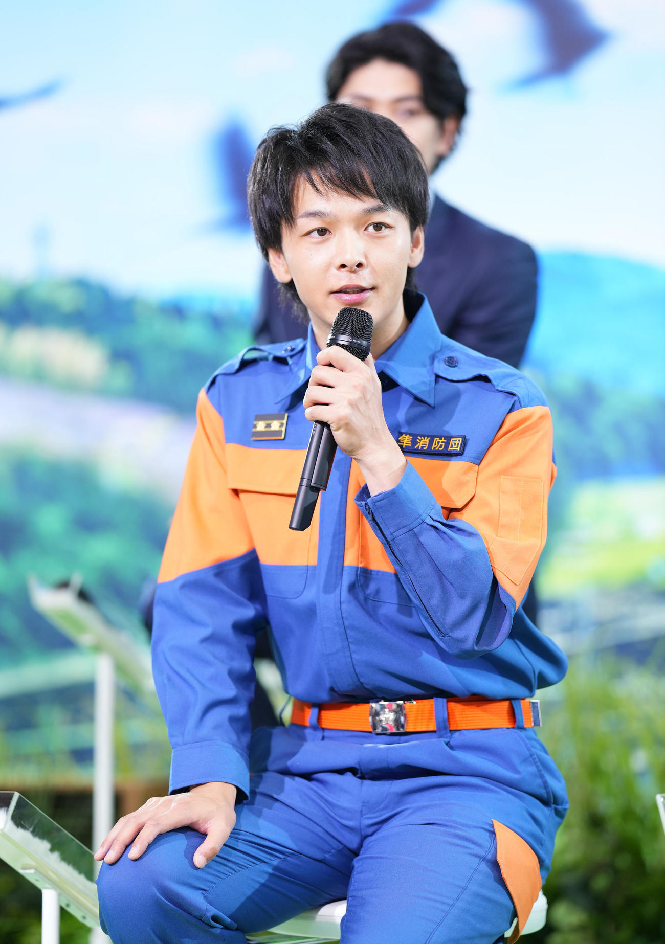 ドラマ「ハヤブサ消防団」の発表記者会見であいさつする中村倫也（撮影・菅敏）