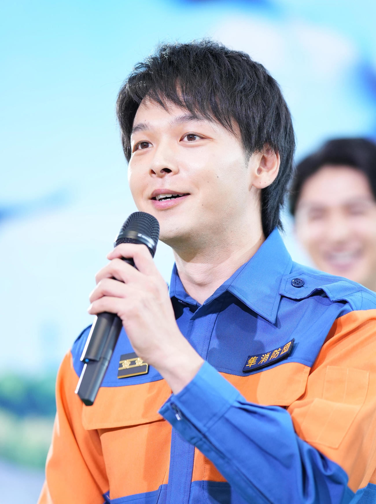 ドラマ「ハヤブサ消防団」の発表記者会見であいさつする中村倫也（撮影・菅敏）