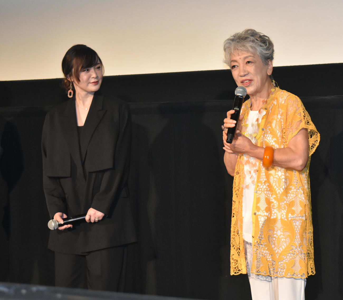 映画「オレンジ・ランプ」公開記念舞台あいさつに登壇した貫地谷しほり（左）と中尾ミエ