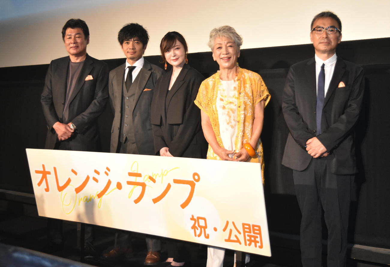 映画「オレンジ・ランプ」公開記念舞台あいさつに登壇した貫地谷しほり（中央）。左から赤井英和、和田正人、1人おいて中尾ミエ、三原光尋監督