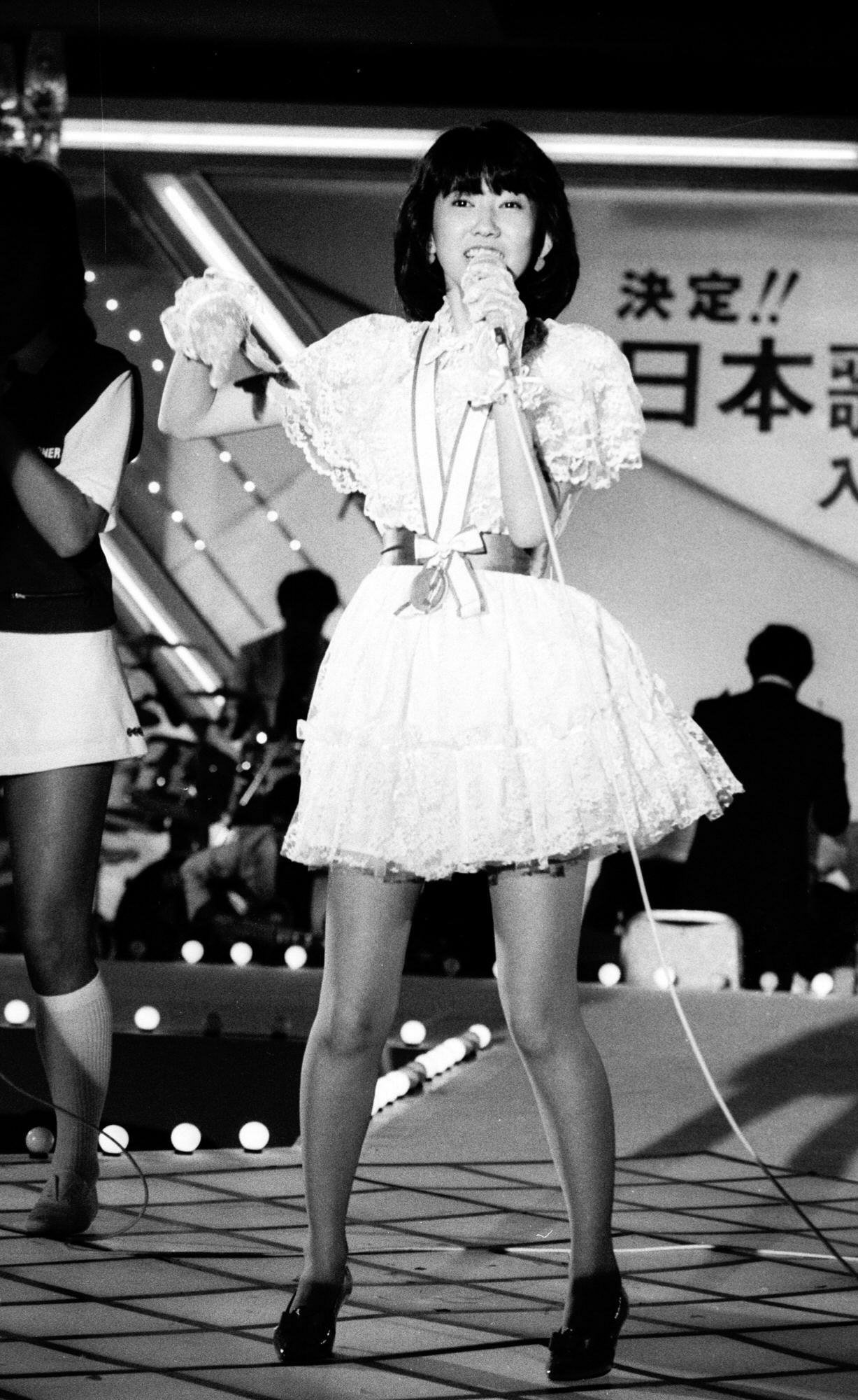 日本歌謡大賞ノミネートを受け熱唱する松本伊代（1982年11月10日）