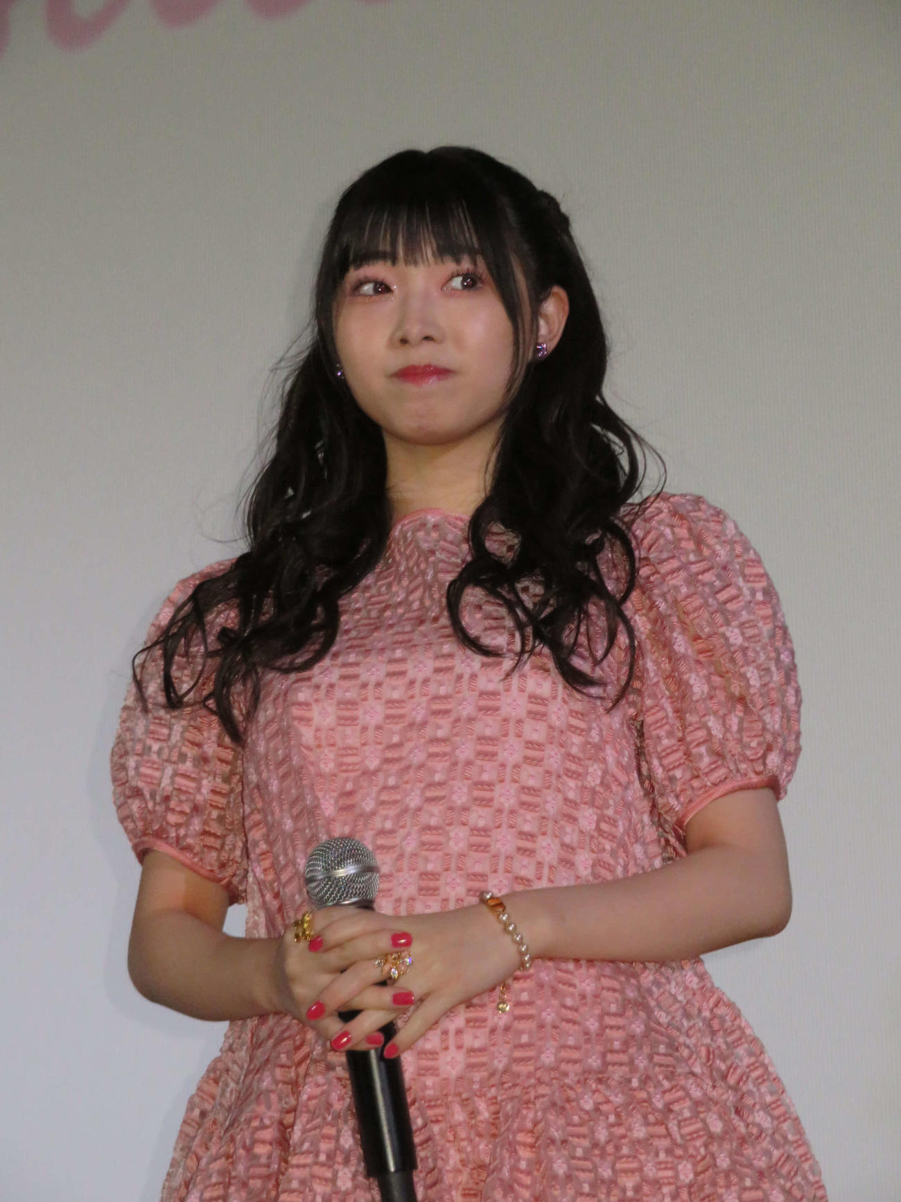 映画「札束と温泉」公開記念舞台あいさつに登壇した小浜桃奈（撮影・村上幸将）