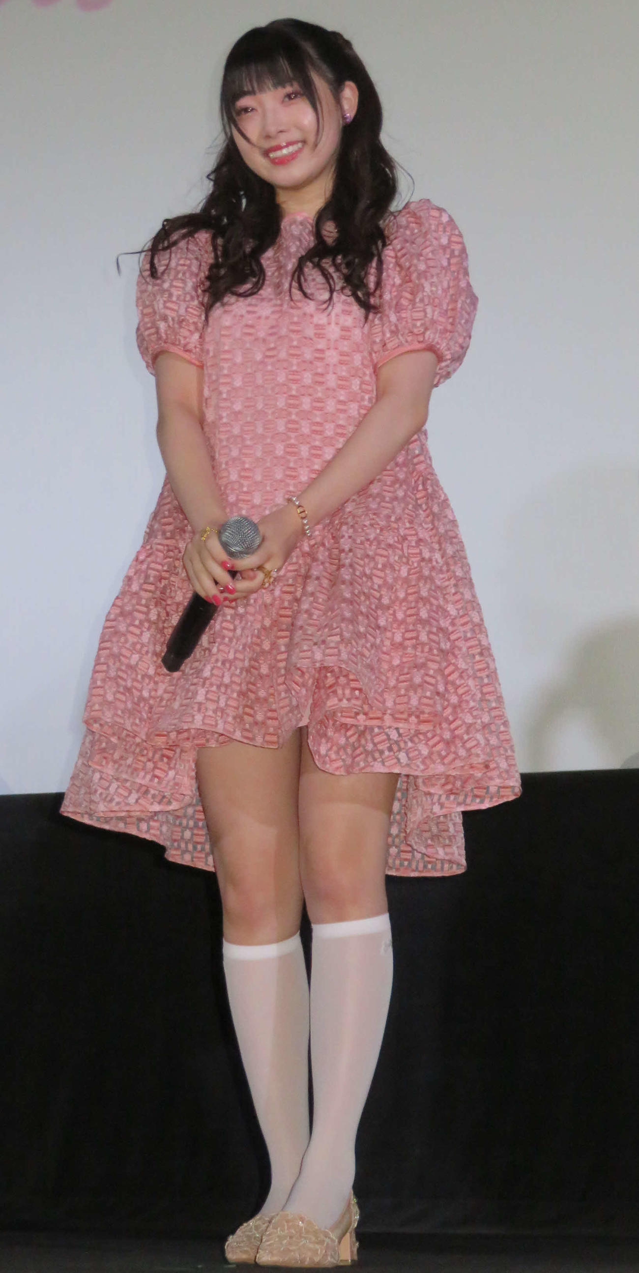 映画「札束と温泉」公開記念舞台あいさつに登壇した小浜桃奈（撮影・村上幸将）