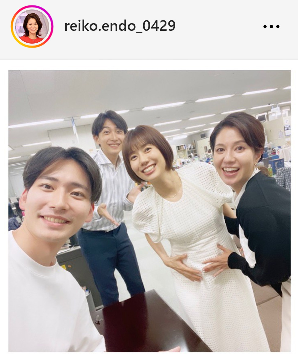 山崎夕貴アナ（右から2人目）のおなかに手を当てる遠藤玲子アナ（右）（遠藤玲子アナのインスタグラムから）