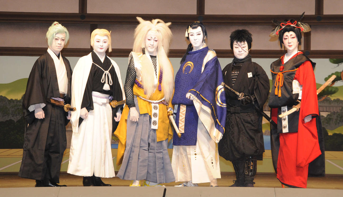 新作歌舞伎「刀剣乱舞　月刀剣縁桐」初日前会見・公開舞台稽古に出席した、左から上村吉太朗、中村莟玉、尾上右近、尾上松也、中村鷹之資、河合雪之丞（撮影・松尾幸之介）