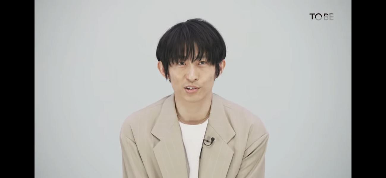 生配信に登場した三宅健。「TOBE」YouTubeチャンネルより