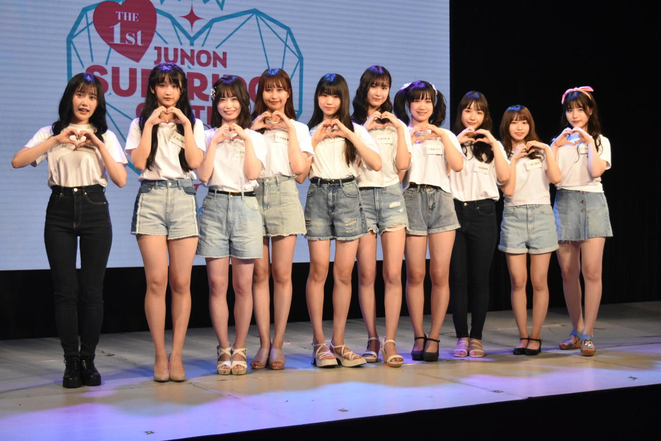 「第1回ジュノン・スーパーアイドル・コンテスト」最終選考で合格した10人。左から本間真帆、岡田美風、和泉瑠華、伊東実優、末永澪璃、佐々木宝、斎藤ハルセ、吉永茉莉果、野口夏暖、中島莉里香
