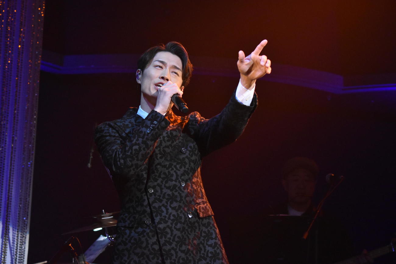 「酔えねぇよ！」を披露する真田ナオキ