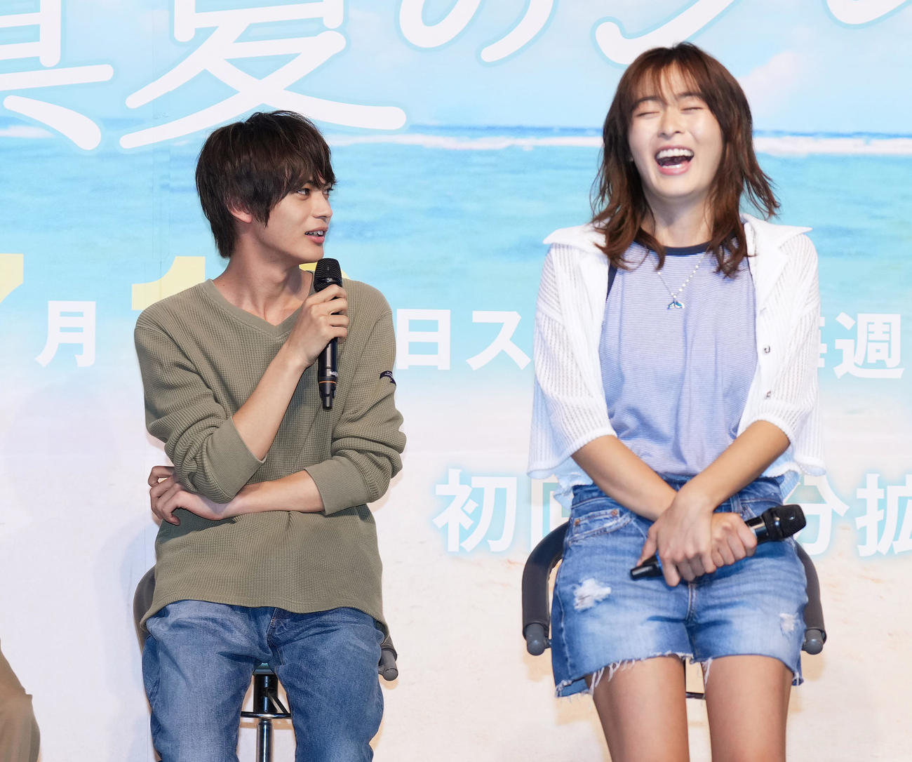 ドラマ「真夏のシンデレラ」の制作発表会見で撮影エピソードを話す神尾楓珠。右は森七菜（撮影・菅敏）