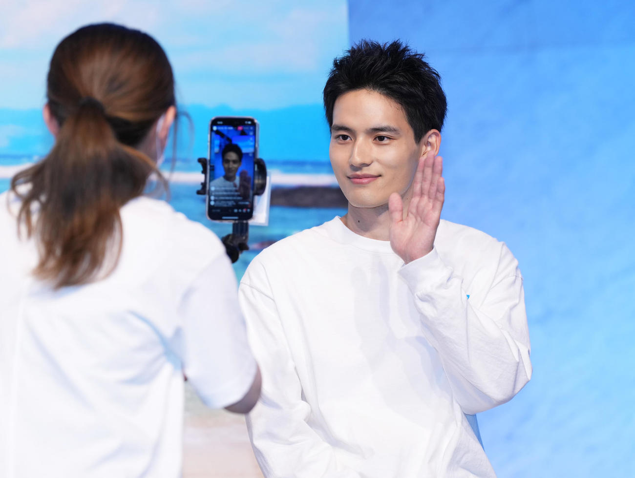 ドラマ「真夏のシンデレラ」の制作発表会見で笑顔で手を振る水上恒司（撮影・菅敏）
