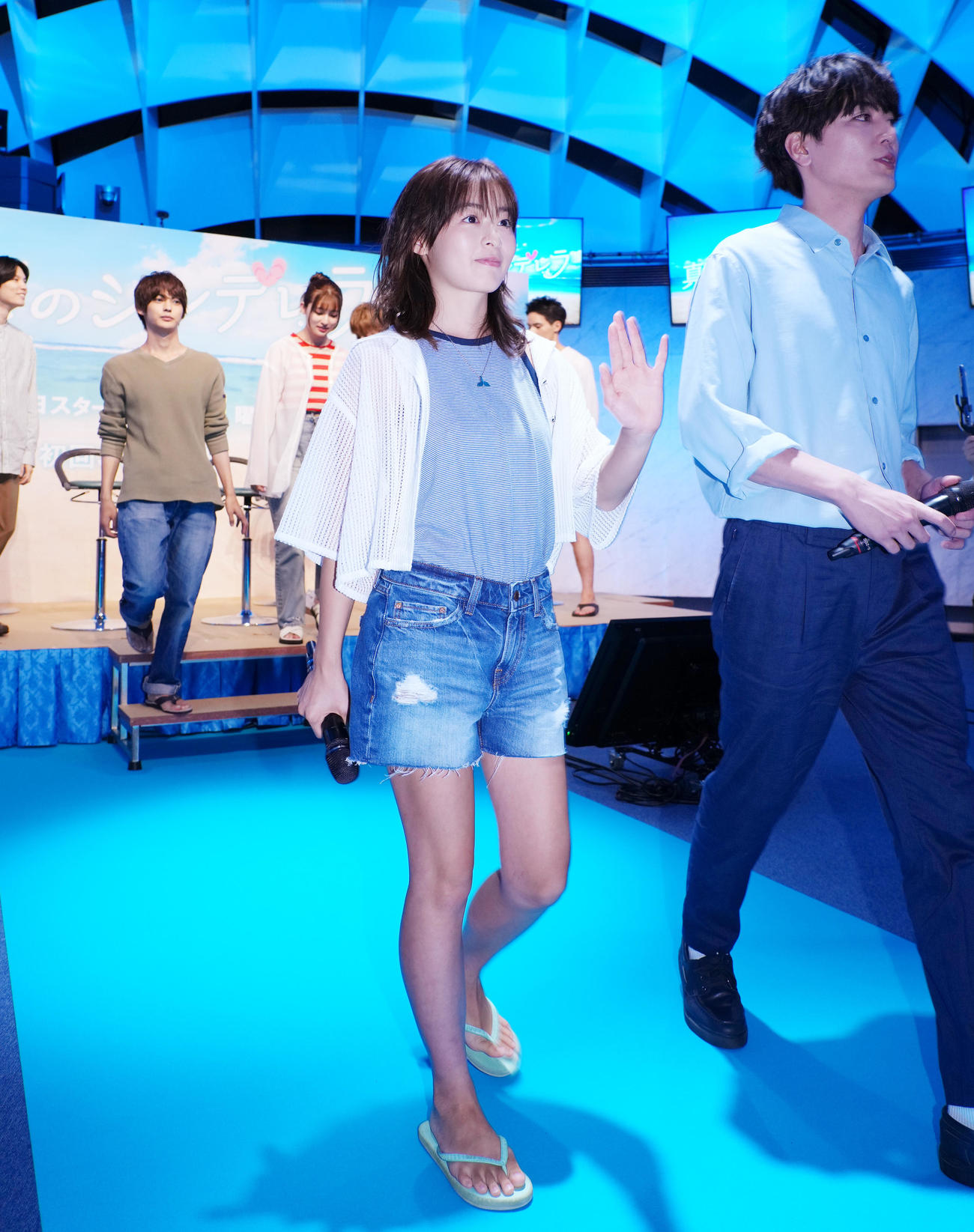 ドラマ「真夏のシンデレラ」の制作発表会見で会場を移動する森七菜。右は間宮祥太朗（撮影・菅敏）