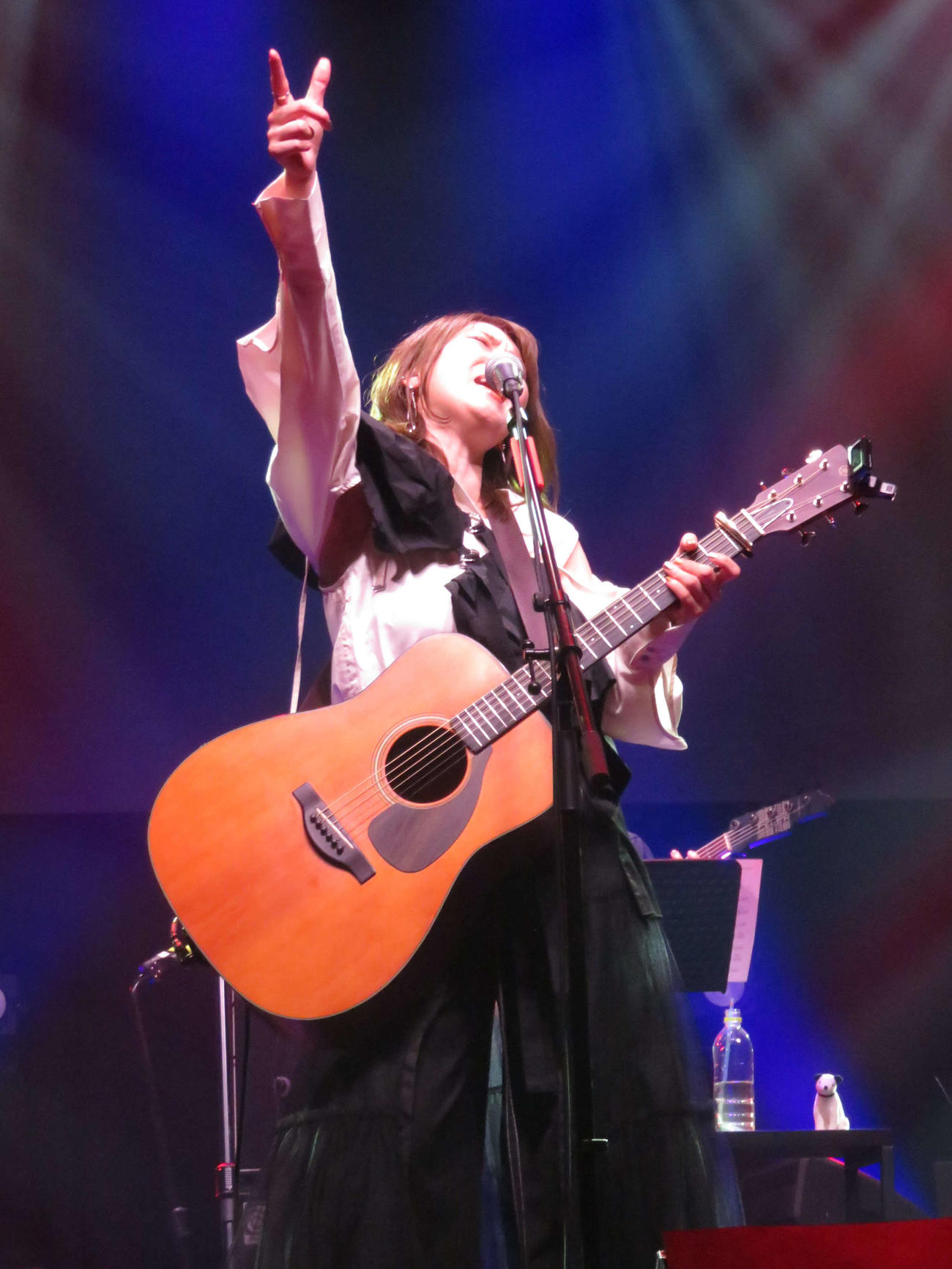 メジャーデビュー5周年記念ライブ「渋谷のオカユ」で新曲「渋谷のマリア」を歌う、おかゆ（撮影・村上幸将）