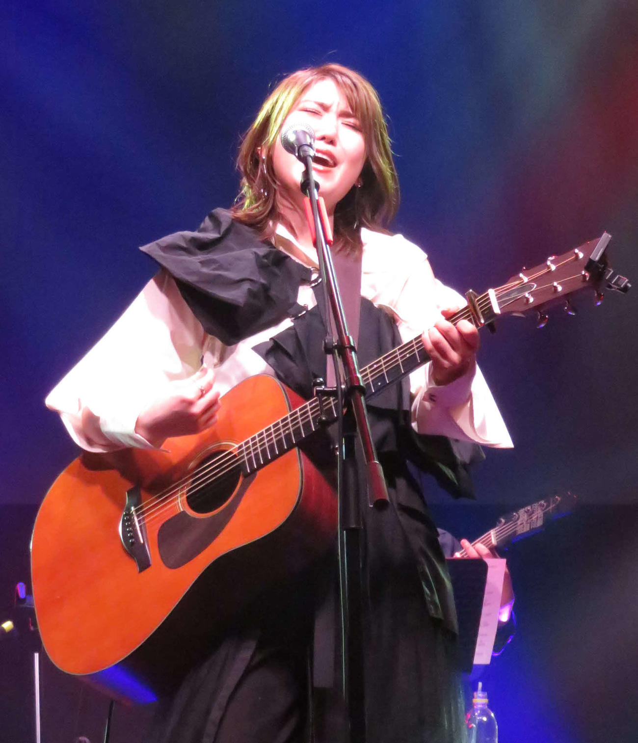 メジャーデビュー5周年記念ライブ「渋谷のオカユ」で新曲「渋谷のマリア」を歌う、おかゆ（撮影・村上幸将）