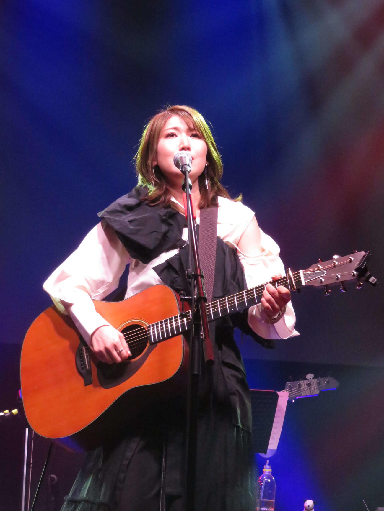 メジャーデビュー5周年記念ライブ「渋谷のオカユ」で新曲「渋谷のマリア」を歌う、おかゆ（撮影・村上幸将）