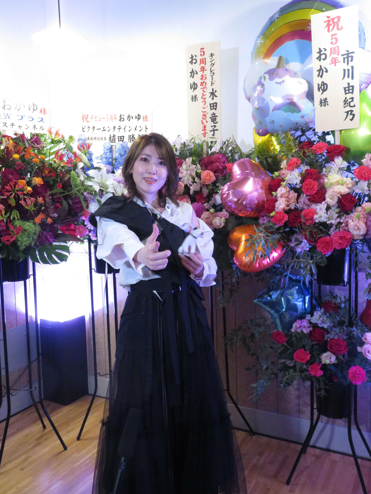 メジャーデビュー5周年記念ライブ「渋谷のオカユ」開演前に囲み取材に応じ、ポーズしながらも感極まり涙した、おかゆ（撮影・村上幸将）