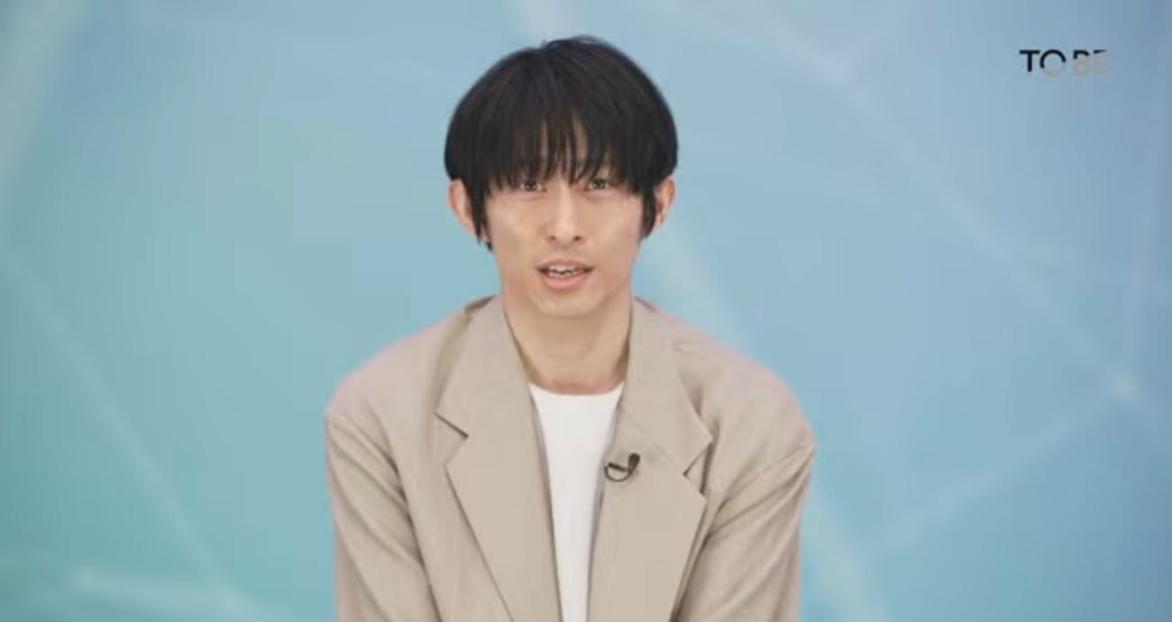 生配信に登場した三宅健。「TOBE」YouTubeチャンネルより