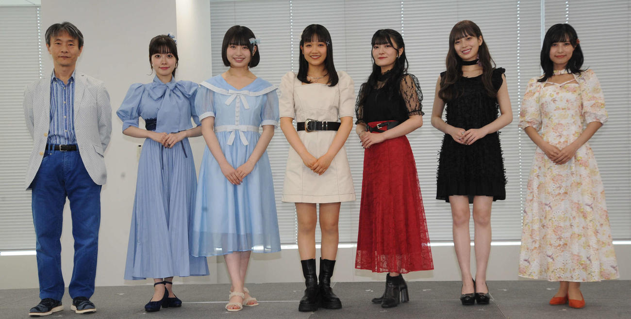 メディアミックス音楽プロジェクト「ウタヒメドリーム」の会見に出席した、左からアース・スターエンターテインメントの幕内和博社長、磯部花凜、其原有沙、山■（■は崎の大が立の下の横棒なし）玲奈、鈴木杏奈、花耶、鷲見友美ジェナ（撮影・松尾幸之介）