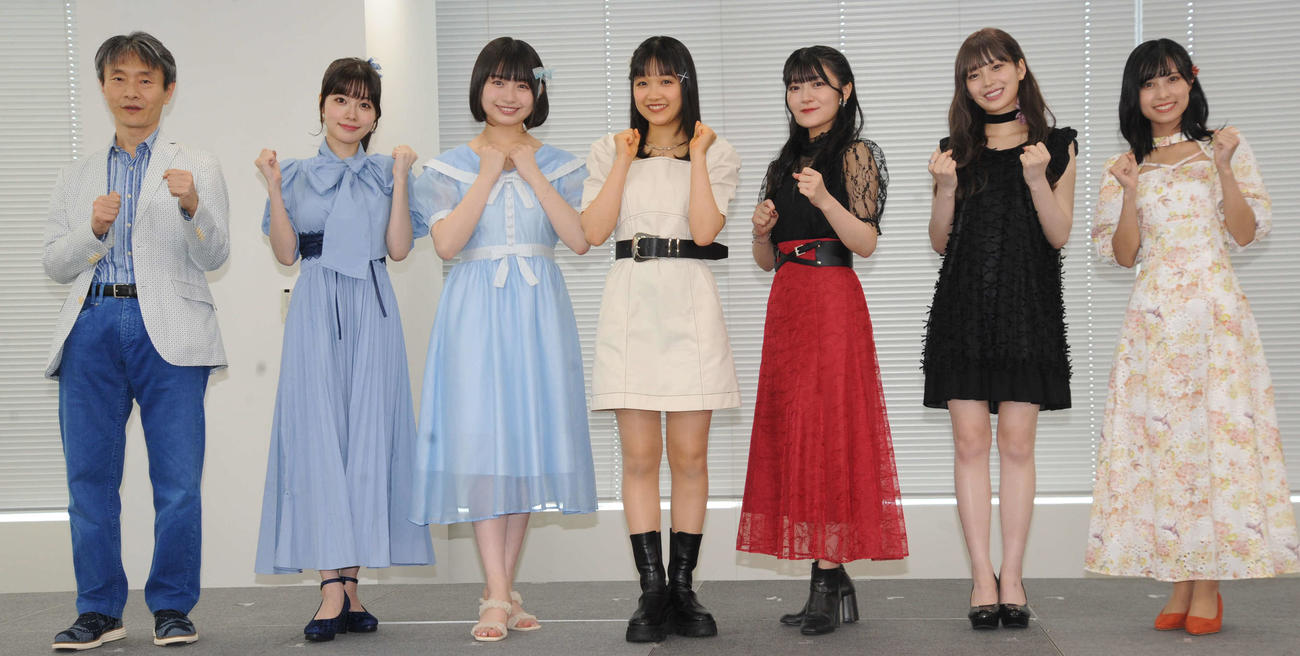 メディアミックス音楽プロジェクト「ウタヒメドリーム」の会見に出席した、左からアース・スターエンターテインメントの幕内和博社長、磯部花凜、其原有沙、山■（■は崎の大が立の下の横棒なし）玲奈、鈴木杏奈、花耶、鷲見友美ジェナ（撮影・松尾幸之介）