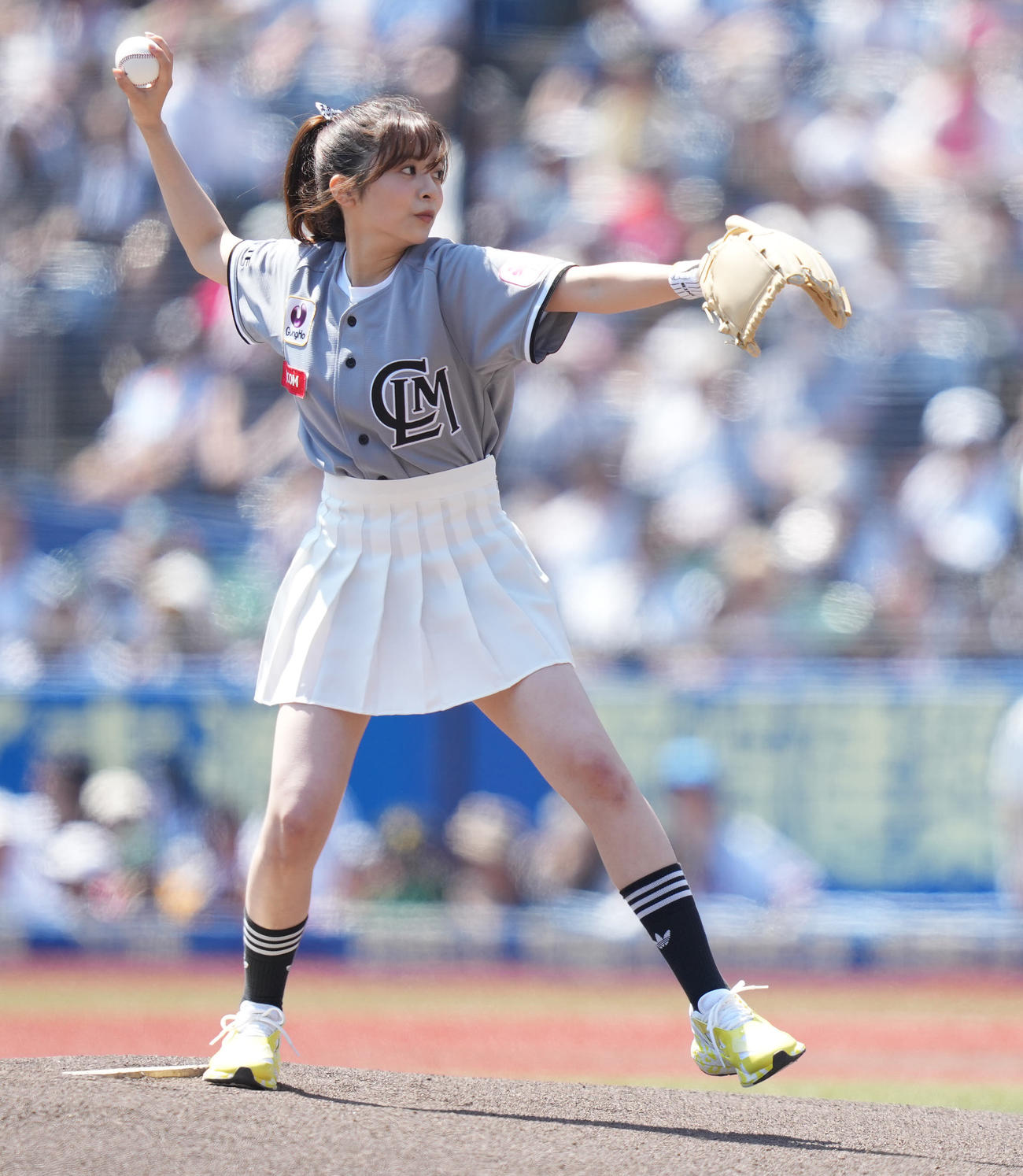 ロッテ対楽天　ファーストピッチセレモニーで投球する菊池柚花（撮影・鈴木みどり）