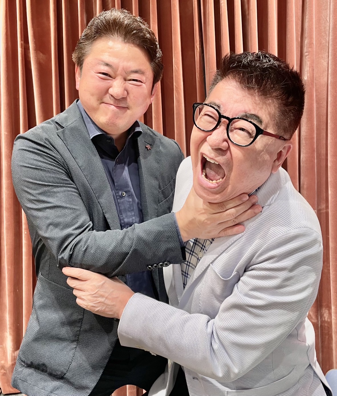 喉輪のまねをする舞の海氏（左）と生島ヒロシ