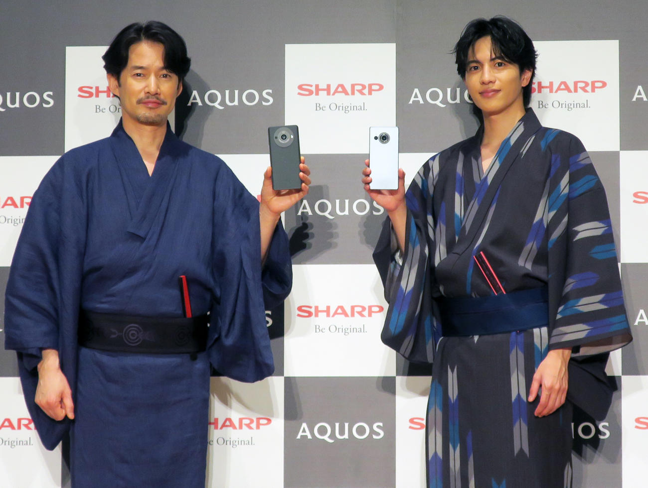 SHARPスマートフォン「AQUOS」新CM発表会で。左から、竹野内豊、志尊淳