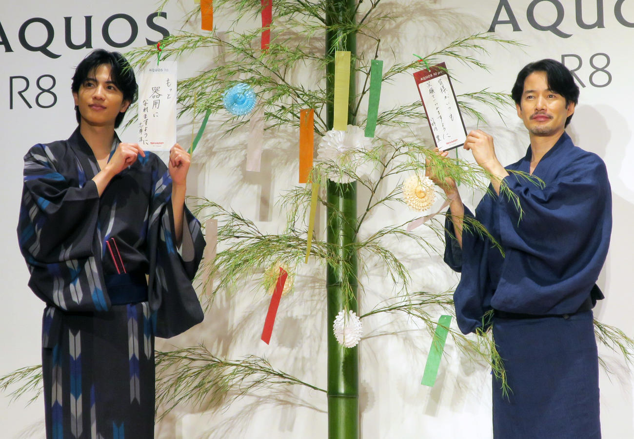 SHARPスマートフォン「AQUOS」新CM発表会で。左から、志尊淳、竹野内豊