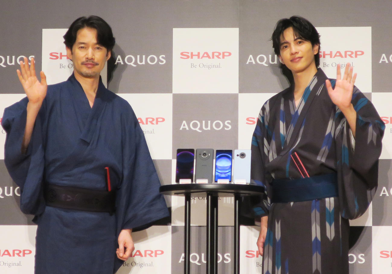 SHARPスマートフォン「AQUOS」新CM発表会で。左から、竹野内豊、志尊淳