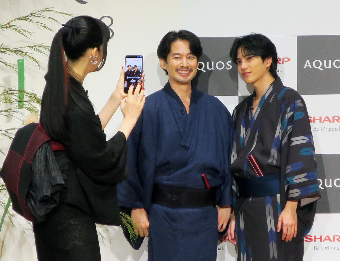 SHARPスマートフォン「AQUOS」新CM発表会で、写真家の安珠さん（左）から撮影される竹野内豊（中央）、志尊淳（右）