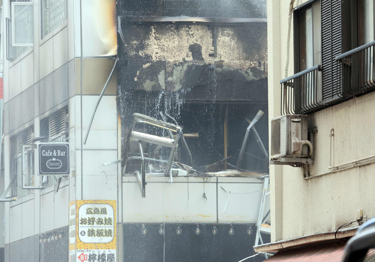 新橋のビル2階の爆発現場はまだ煙が出ていた（撮影・浅見桂子）