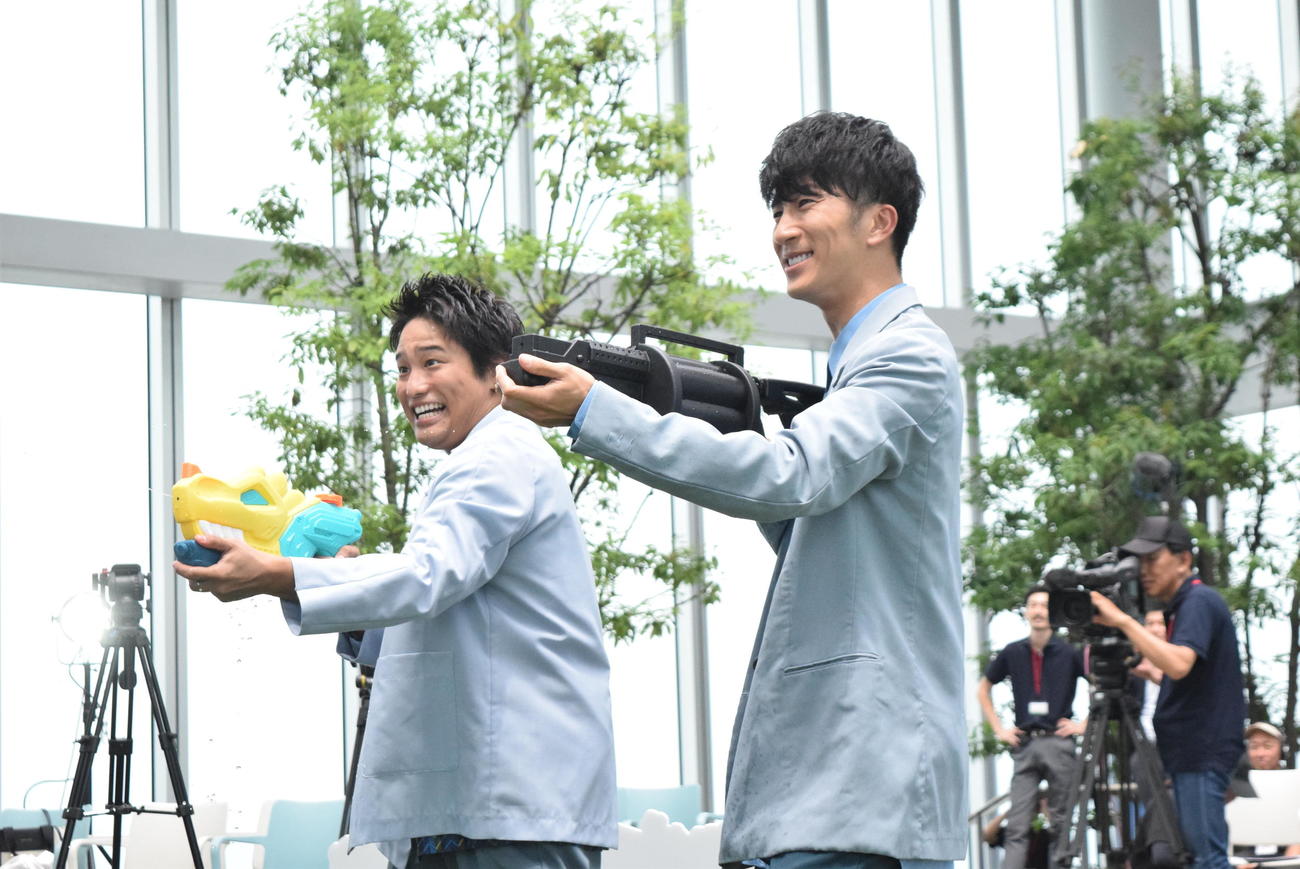シューティングアトラクションにはしゃぐ桐山照史（左）と濱田崇裕（撮影・阪口孝志）