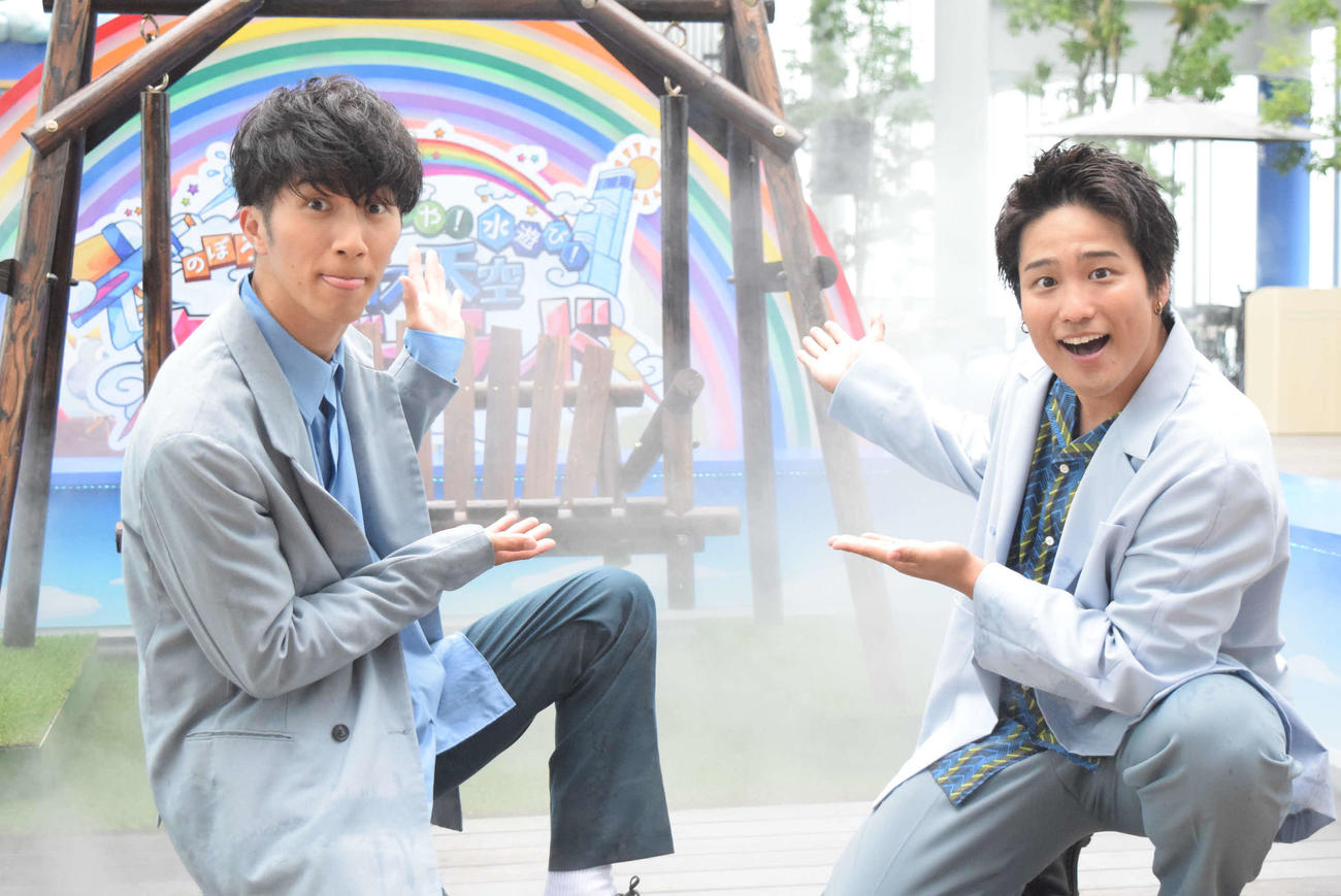 あべのハルカスの水遊びイベントをアピールした濱田崇裕（左）と桐山照史（撮影・阪口孝志）