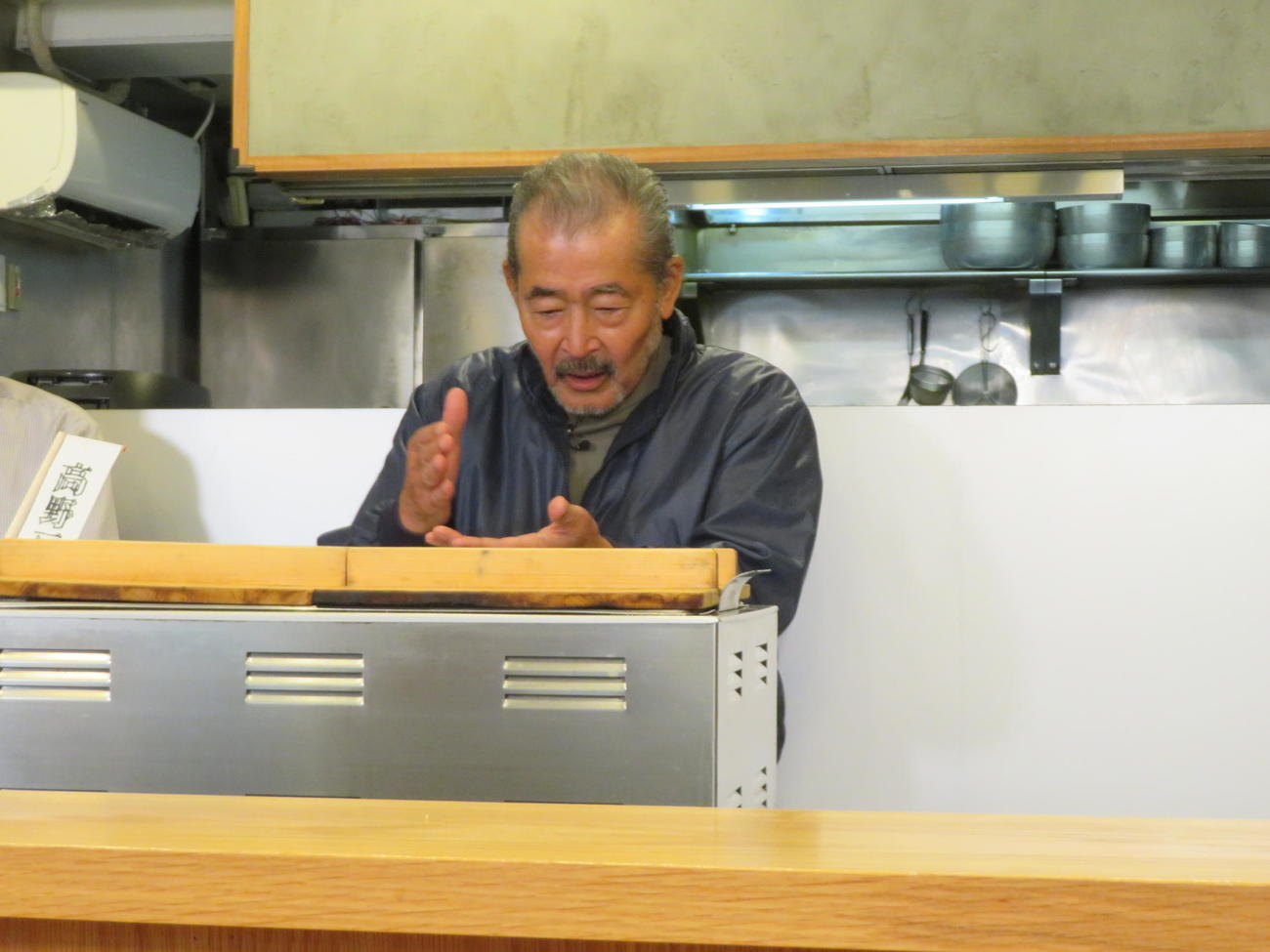映画「高野豆腐店の春」完成報告イベントを東京・恵比寿の豆腐店「豆富食堂」で開き、劇中で演じた豆腐を切る場面を再現する藤竜也（撮影・村上幸将）