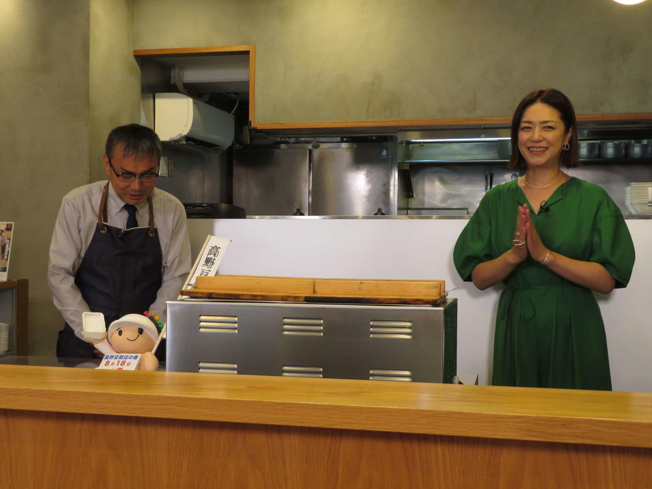 映画「高野豆腐店の春」完成報告イベントを東京・恵比寿の豆腐店「豆富食堂」で開き、豆腐について熱く語る三原光尋監督と加藤紀子（撮影・村上幸将）