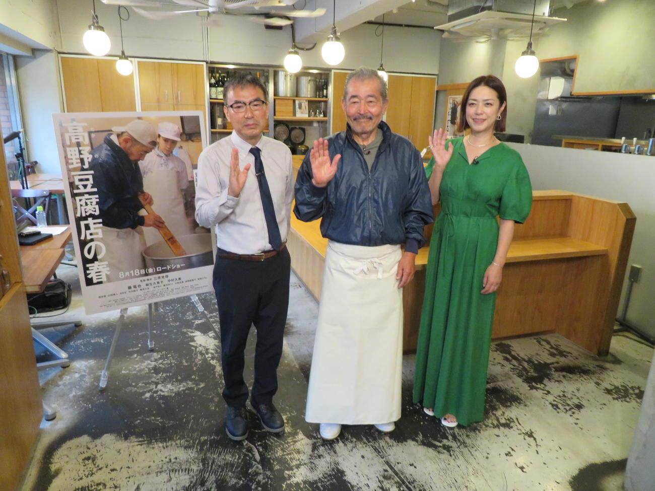 映画「高野豆腐店の春」完成報告イベントを東京・恵比寿の豆腐店「豆富食堂」で開いた三原光尋監督（左）、藤竜也（中央）、加藤紀子（撮影・村上幸将）