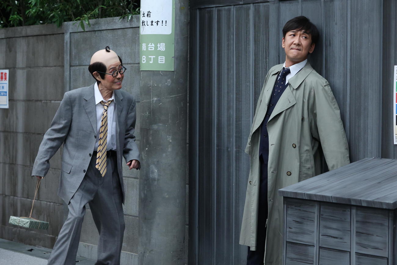 フジテレビ「ドリフに大挑戦！夏だ！コントだ！大笑いSP」に出演する加藤茶（左）と東京03の飯塚悟志（C）フジテレビ