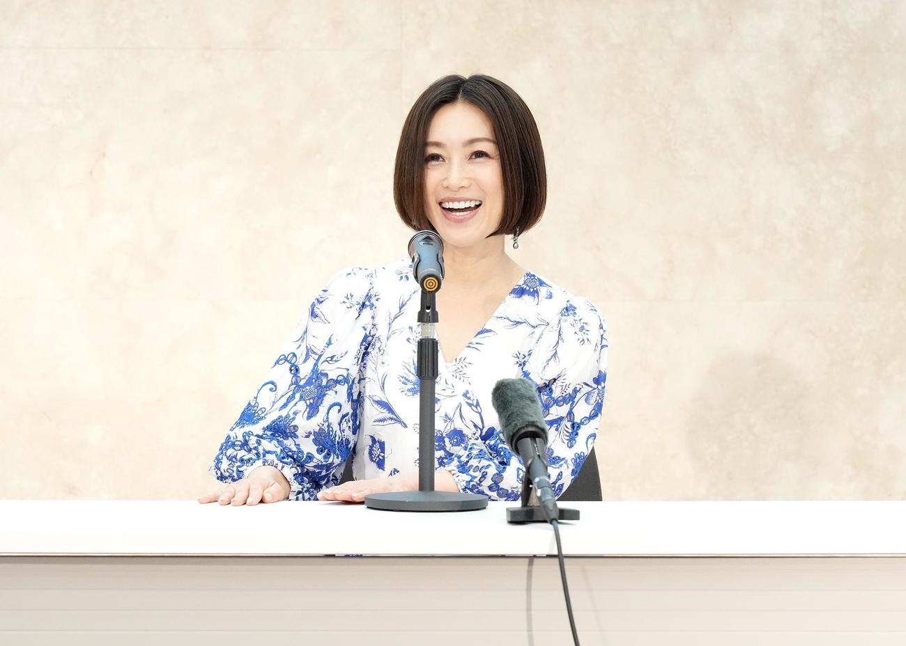 記者発表を行う酒井法子