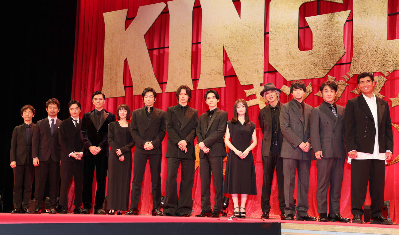 映画「キングダム運命の炎」ワールドプレミアで記念撮影する登壇者、左から佐藤信介監督、三浦貴大、岡山天音、要潤、清野菜名、大沢たかお、山崎賢人、吉沢亮、橋本環奈、佐藤浩市、山田裕貴、片岡愛之助、高嶋政宏（撮影・宮地輝）