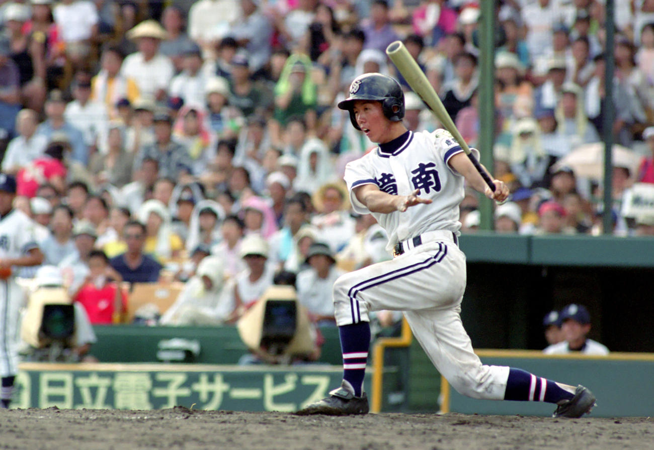 甲子園準決勝　樟南対桐生一　左安打を放つ樟南・鶴岡慎也（1999年8月20日撮影）