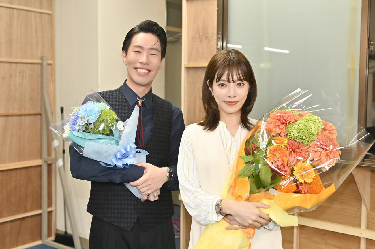 「ホスト相続しちゃいました」でクランクアップを迎えた坂口涼太郎（左）、桜井ユキ（C）カンテレ