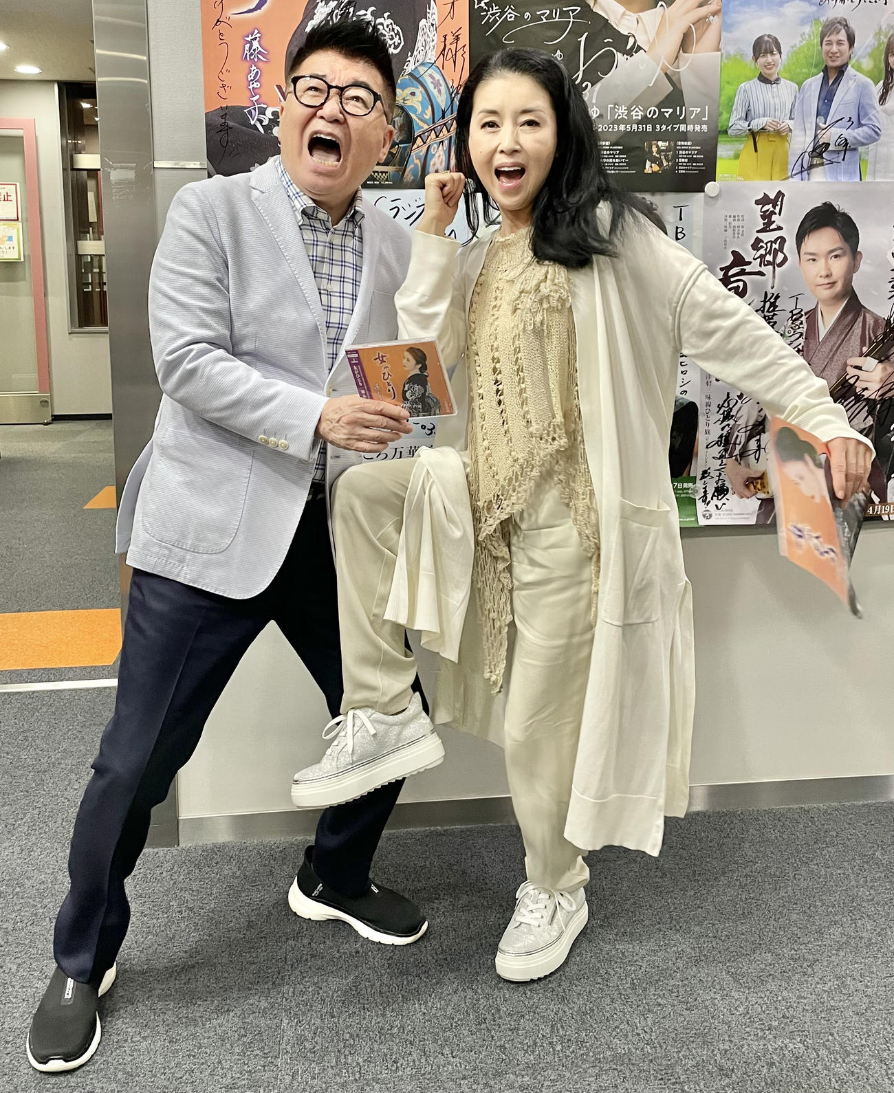 生島ヒロシ（左）と藤あや子