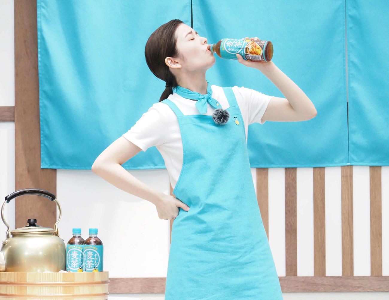 腰に手を当てて麦茶を飲む小芝風花（撮影・遠藤尚子）
