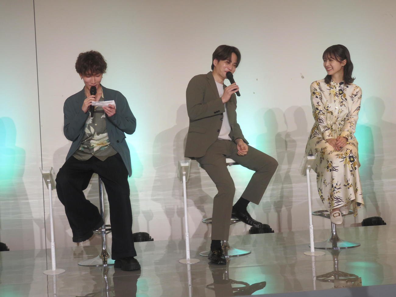 ドラマ「ウソ婚」に主演する菊池風磨（中央）は、ポケットからカンペを取り出した渡辺翔太（左）を見て笑顔。右は長濱ねる（撮影・横山慧）