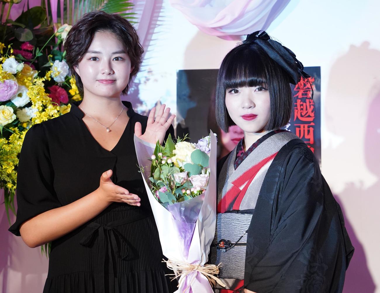 デビューライブを行った梅谷心愛（右）と応援に駆けつけた箭内夢菜（撮影・佐藤勝亮）