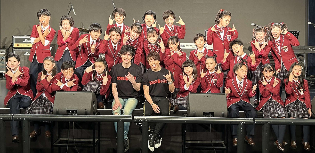 ミュージカル「スクールオブロック」のプレライブイベントに出席した柿澤勇人（前列左から5人目）と西川貴教（同6人目）と生徒役の子どもたち