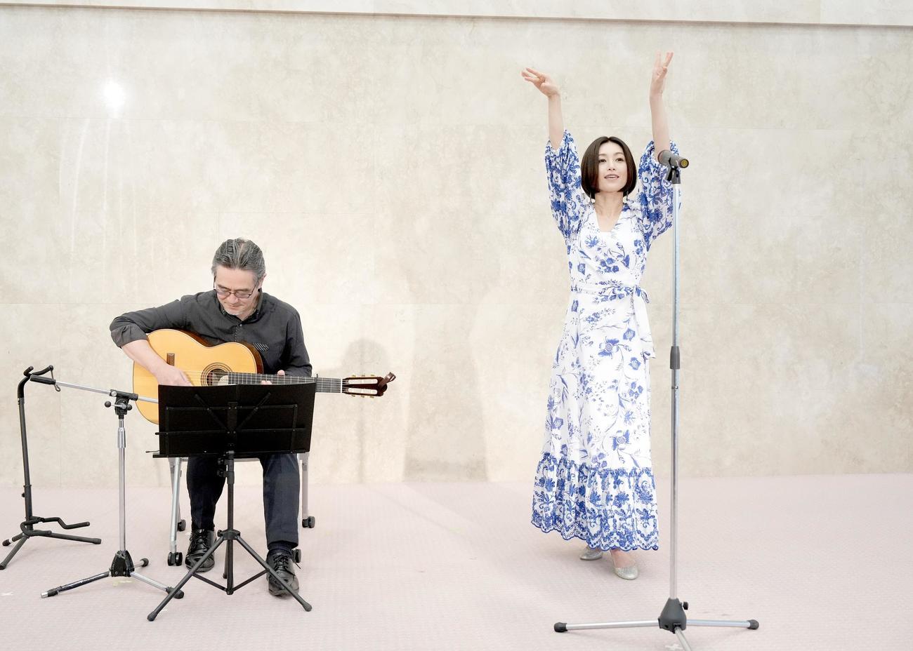 大ヒット曲「碧いうさぎ」を披露する酒井法子（右）