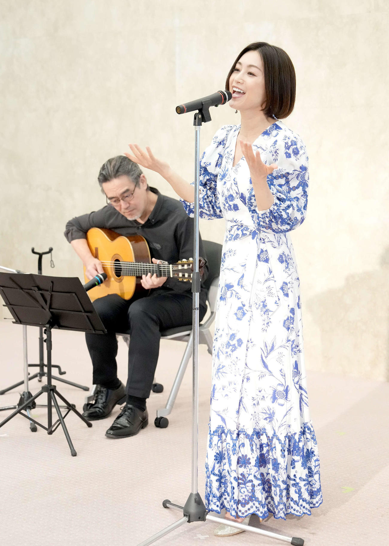大ヒット曲「碧いうさぎ」を披露する酒井法子（右）